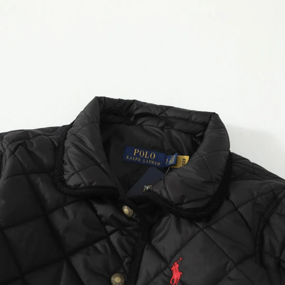 P350 #R53 Ralph Lauren Diamond Quilted Cotton Clothes Women's Tops Retro college style, classic diamond quilting, retro and warmth coexist. When delicate quilting stitches meet the three-dimensional diamond pattern, a warm cotton jacket with a college atmosphere. Exquisite details interpret autumn and winter textured outfits. 4-color versatile style, easy to control various occasions. Black classic｜Low-key high-end that never goes wrong Navy blue is calm | Quiet and intellectual temperament; Khaki is gentle | Creates a warm retro atmosphere; White is fresh | A touch of light halo in winter. Ingenuity is evident in the details, and the quality is at your fingertips. Customized metal buttons embellish the placket. Exquisite embroidery on the chest highlights the brand genes. 120g high-fill cotton is evenly filled. Commuting scene: Pair with straight trousers + loafers. Casual everyday: layered knitted skirt + short boots. College style: combination of jeans + canvas shoes. This winter, let the diamond pattern add elegance to you. Use a classic cotton coat to write your own retro fashion narrative. Color: Navy blue, black, white, khaki. Size: S M L XL. Bust: 107 111 115 119. Length: 65 66 67 68 Sleeve length: 64 64 64 64 Shoulder width: 42 43 44 45 S size: recommended within 100 catties M size: recommended within 120 catties L size: recommended within 140 catties XL size: recommended within 160 catties